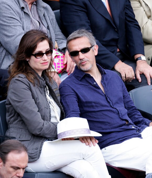 Emmanuelle Devos et son compagnon Jean-Pierre Lorit dans les tribunes du tournoi international de tennis Roland Garros à Paris. Le 31 mai 2010  