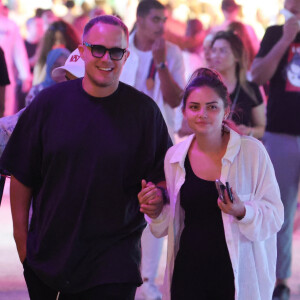 Exclusif - Guillaume Genton et sa compagne Jade Seguineau prennent du bon temps à la fête foraine des tuileries à Paris, France, le 16 juillet 2023. Ils sont ensemble depuis fin 2021. Le couple et leurs amis font des attractions comme le train fantôme et les autos-tamponneuses.