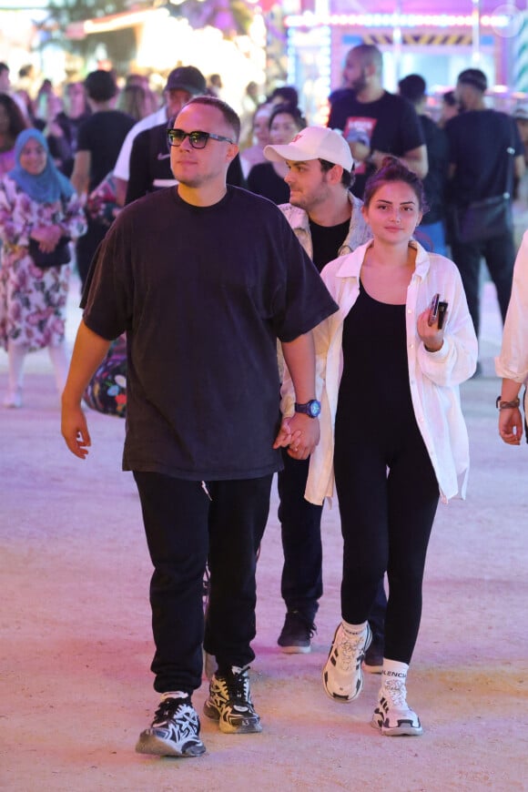 Exclusif - Guillaume Genton et sa compagne Jade Seguineau prennent du bon temps à la fête foraine des tuileries à Paris, France, le 16 juillet 2023. Ils sont ensemble depuis fin 2021. Le couple et leurs amis font des attractions comme le train fantôme et les autos-tamponneuses.