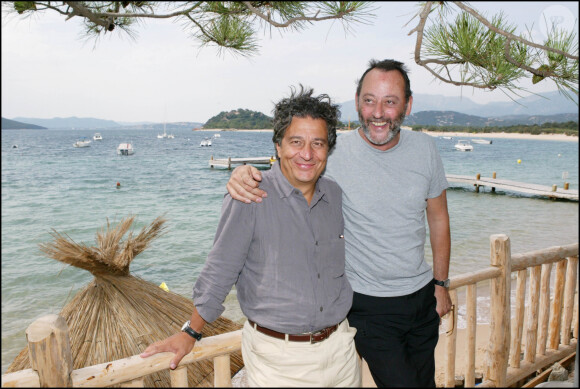 Christian Clavier et Jean Reno lors de la première de "L'enquête corse" en Corse le 12 septembre 2004.