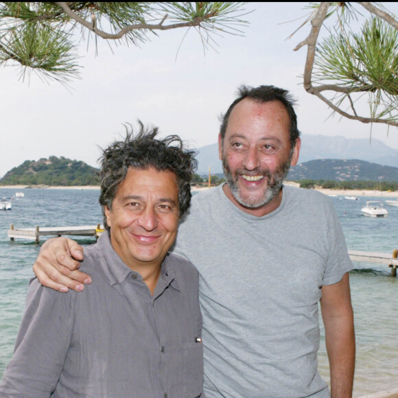 Christian Clavier et Jean Reno lors de la première de "L'enquête corse" en Corse le 12 septembre 2004.