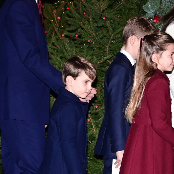 Accompagnée de son époux le prince William et de leurs trois enfants, la souveraine avait opté pour un divin look immaculé.
Le prince George, la princesse Charlotte et le prince Louis - Concert de Noël "Together At Christmas" à l'abbaye de Westminster à Londres, le 8 décembre 2023.