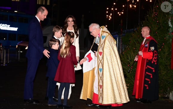 Elle portait un ensemble composé d'un pantalon Jade Holland Cooper et d'un long manteau griffé Alexander McQueen.
Le prince William, Kate Middleton, le prince George, la princesse Charlotte et le prince Louis - Concert de Noël "Together At Christmas" à l'abbaye de Westminster à Londres, le 8 décembre 2023.