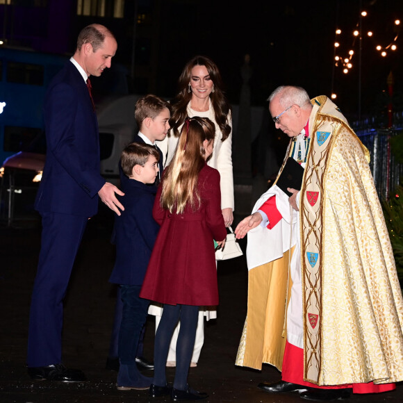 Elle portait un ensemble composé d'un pantalon Jade Holland Cooper et d'un long manteau griffé Alexander McQueen.
Le prince William, Kate Middleton, le prince George, la princesse Charlotte et le prince Louis - Concert de Noël "Together At Christmas" à l'abbaye de Westminster à Londres, le 8 décembre 2023.
