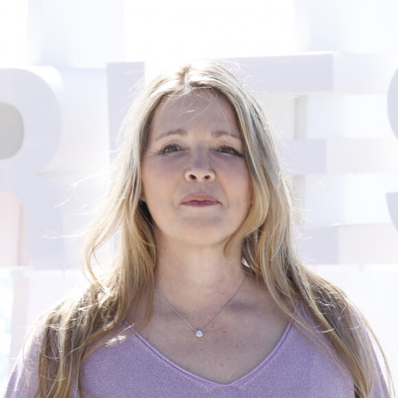 Au micro, elle a révélé être une maman assez stricte et qu'elle n'autorisait pas certaines choses à ses enfants âgés de 12 et 14 ans. 
Helene Rolles (Les mystères de l'Amour) lors du photocall de 'CanneSeries ' Saison 6 au Palais des Festivals de Cannes le 15 Avril 2023. © Denis Guignebourg/Bestimage