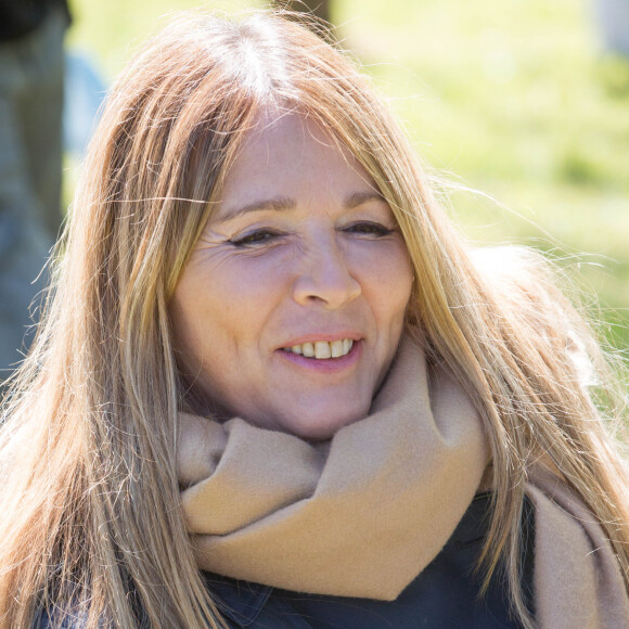 D'abord concernant les réseaux sociaux et les consoles de jeux, l'actrice de 56 ans a totalement interdit leur usage à ses enfants. 
Exclusif - Hélène Rolles - Reprise du tournage de la série "Les Mystères de l'amour" à Cergy-Pontoise (Val d'Oise) après 2 mois d'arrêt dû au confinement en pleine épidémie de Coronavirus Covid-19 le 14 mai 2020.