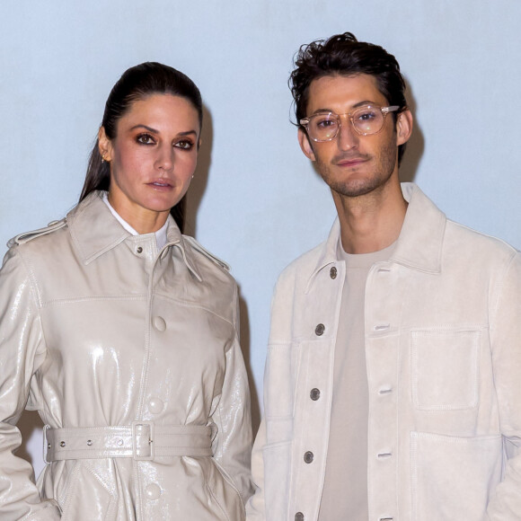  Sur les images et les vidéos partagées par la photographe australienne, on découvre que le couple a été accueilli avec un adorable coeur formé par des roses sur leur lit. 
Pierre Niney et sa compagne Natasha Andrews - Photocall du défilé de mode Hommes "AMI" prêt-à-porter automne-hiver 2023/2024 lors de la fashion week de Paris. Le 19 janvier 2023 © Olivier Borde / Bestimage 