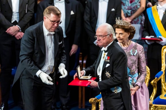 Le roi Carl Gustav - La famille royale de Suède lors de la cérémonie de remise du prix Nobel à Stockholm. Le 10 décembre 2023