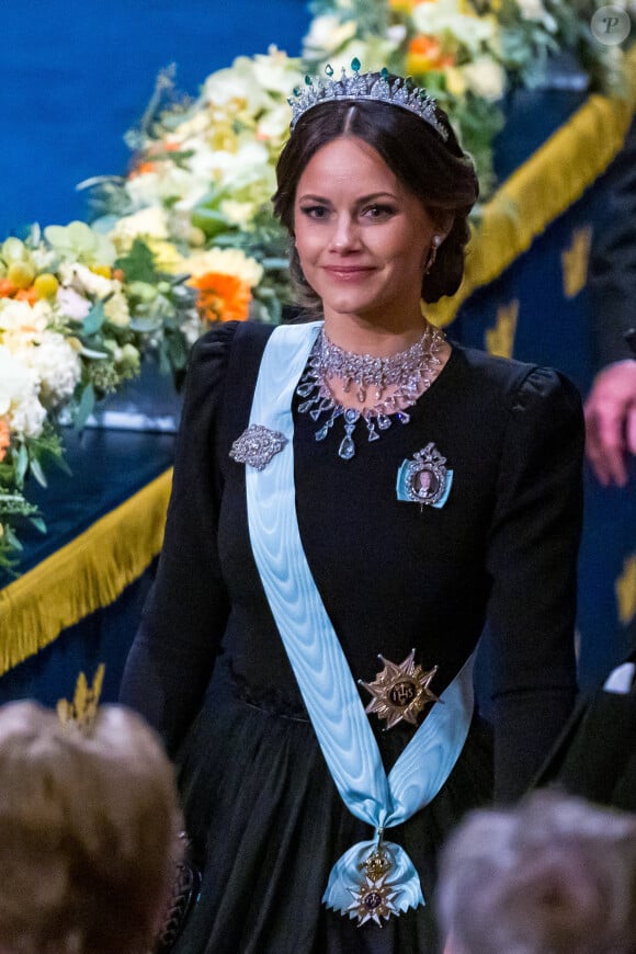 De son côté, la princesse Sofia avait misé pour une robe noire très élégante
La princesse Sofia - La famille royale de Suède lors de la cérémonie de remise du prix Nobel à Stockholm. Le 10 décembre 2023