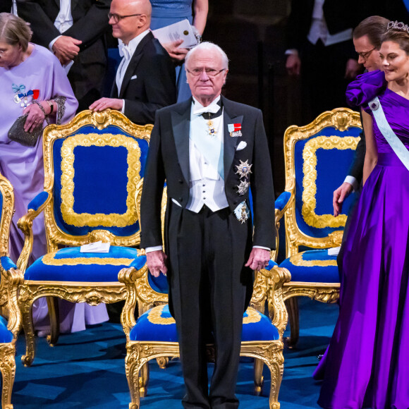 Le roi Carl Gustav, la princesse Victoria - La famille royale de Suède lors de la cérémonie de remise du prix Nobel à Stockholm. Le 10 décembre 2023