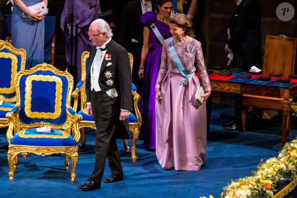 Le roi Carl Gustav, la reine Silvia - La famille royale de Suède lors de la cérémonie de remise du prix Nobel à Stockholm. Le 10 décembre 2023