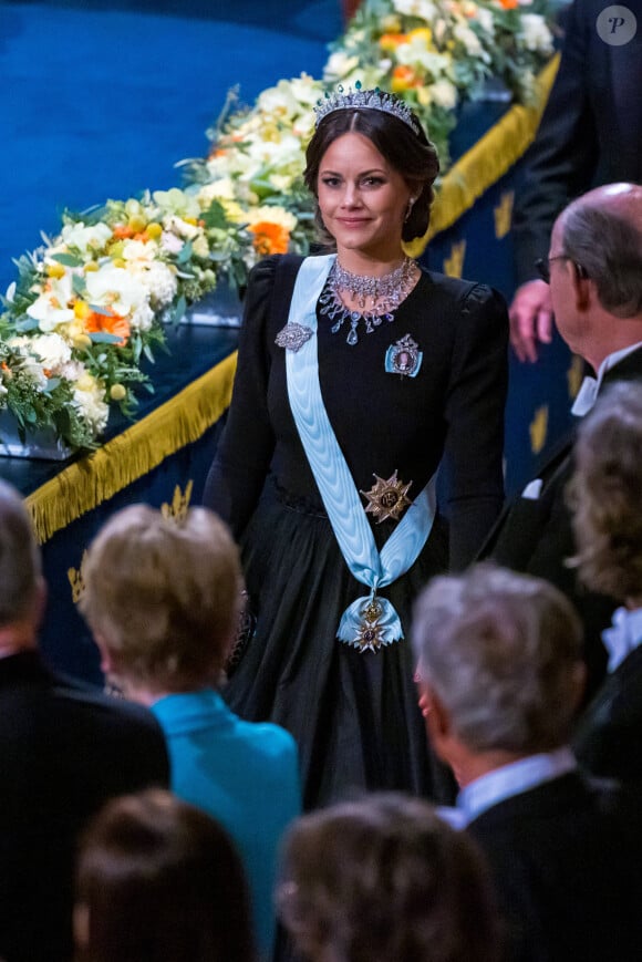 Elle arborait quant à elle un imposant collier de la marque Swarovski
La princesse Sofia - La famille royale de Suède lors de la cérémonie de remise du prix Nobel à Stockholm. Le 10 décembre 2023