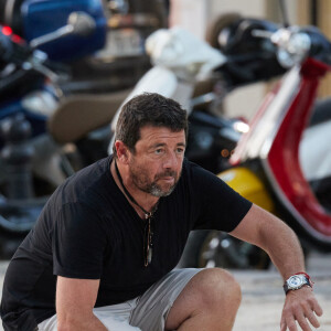 Patrick Bruel joue à la pétanque sur la Place des Lices à Saint-Tropez le 10 août 2023. 