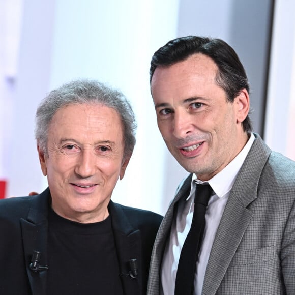 Exclusif - Michel Drucker et Michaël Cohen (qui joue le rôle de Yves Montand dans la pièce "Bungalow 21") - Promotion de la pièce "Bungalow 21" lors de l'enregistrement de l'émission Vivement dimanche au studio Gabriel, presentée par Michel Drucker . Diffusion sur France 3 le 10/09/2023. le 1er septembre 2023. © Guillaume Gaffiot/Bestimage 