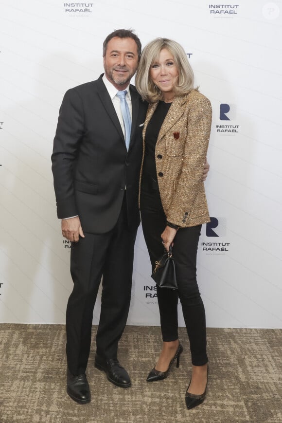 Exclusif - Bernard Montiel, Brigitte Macron - De nombreuses personnalités sont venues assister au dîner de gala annuel de l'Institut Rafaël-Santé intégrative au Pavillon Gabriel à Paris le 8 novembre 2022.  © Jacques Bensoussan / Bestimage 