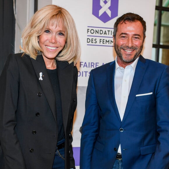 Le chroniqueur de "TPMP" aimerait bien la recevoir dans sa nouvelle émission.
Exclusif - Bernard Montiel et la Première Dame Brigitte Macron - L'artiste L.Jenkell dévoile en exclusivité une sculpture unique au profit de la Fondation des Femmes à la Cité Audacieuse le 9 juin 2020. © Sébastien Valiela / Bestimage