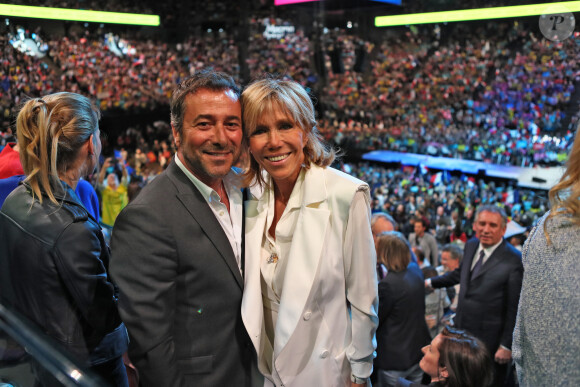 Bernard Montiel et Brigitte Macron - La famille, les amis et soutiens d'Emmanuel Macron dans les tribunes lors du grand meeting d'Emmanuel Macron à l'AccorHotels Arena à Paris, le lundi 17 avril 2017. © Dominique Jacovides - Sébastien Valiela / Bestimage 