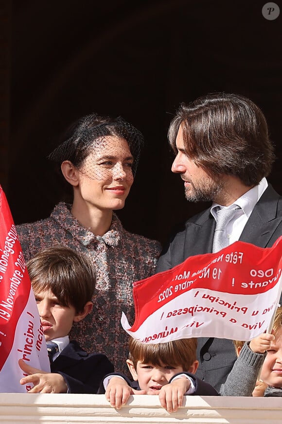 Raphaël Elmaleh, Charlotte Casiraghi, Dimitri Rassam et leur fils Balthazar Rassam - La famille princière au balcon du palais lors de la Fête Nationale de la principauté de Monaco le 19 novembre 2022. © Dominique Jacovides / Bruno Bebert / Bestimage 