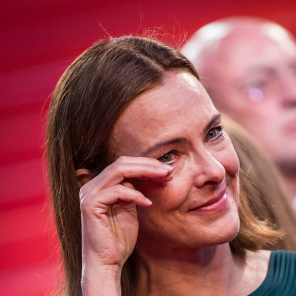 Carole Bouquet très émue lors de la descente des marches du film "The Little Prince" (Le Petit Prince) lors du 68 ème Festival International du Film de Cannes à Cannes le 22 mai 2015, le film produit par son fils Dimitri Rassam. 