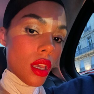 La jolie métisse est en réalité avec son ami Victor Santiago.
Tina Kunakey, Instagram