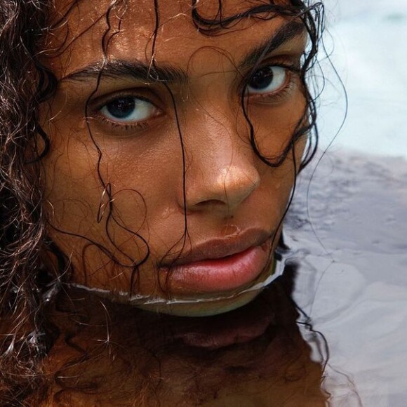 Fusionnels, on les aperçoit se prendre dans les bras sur une plage de sable fin.
Tina Kunakey, Instagram