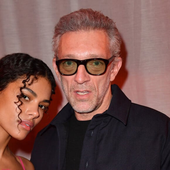 Vincent Cassel et sa femme Tina Kunakey - Photocall en front row du défilé "Le Raphia" de la maison Jacquemus au Bourget le 12 décembre 2022. © Veeren / Clovis / Bestimage 