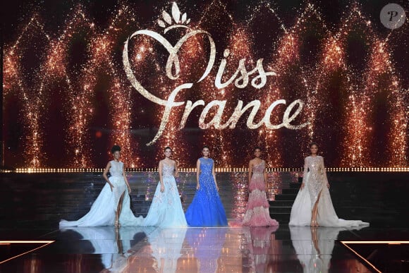 "À l'époque, j'étais extrêmement timide, je n'avais pas du tout confiance en moi, je ne parvenais pas dire un mot en public", a-t-elle justifié.
Les 5 finalistes au concours Miss France 2022. Le 11 décembre 2021.