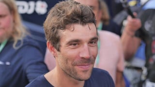"La retraite se passe bien" : Thibaut Pinot présent en tribunes pour le match du PSG, le cycliste sème l'hilarité !