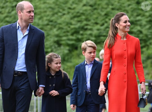 Kate Middleton et le prince William ont pris la grande décision de s'éloigner du centre de Londres et de ne plus vivre à Kensington Palace pour le bien de leurs enfants.
Le prince William, duc de Cambridge, et Catherine (Kate) Middleton, duchesse de Cambridge, accompagnés de leurs enfants, le prince George de Cambridge et la princesse Charlotte de Cambridge en visite au château de Cardiff, Royaume Uni à l'occasion du jubilé de platine de la reine d'Angleterre.