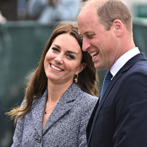 Depuis qu'ils sont au sein de ce domaine bien plus petit de Windsor, la famille passe encore plus de temps dehors. Et s'ils ont perdu un gros bénéfice, ils y gagnent en qualité de vie. 
Le prince William, duc de Cambridge, et Catherine (Kate) Middleton, duchesse de Cambridge, assistent à l'ouverture officielle du mémorial Glade of Light à Manchester, Royaume Uni, le 10 mai 2022. 