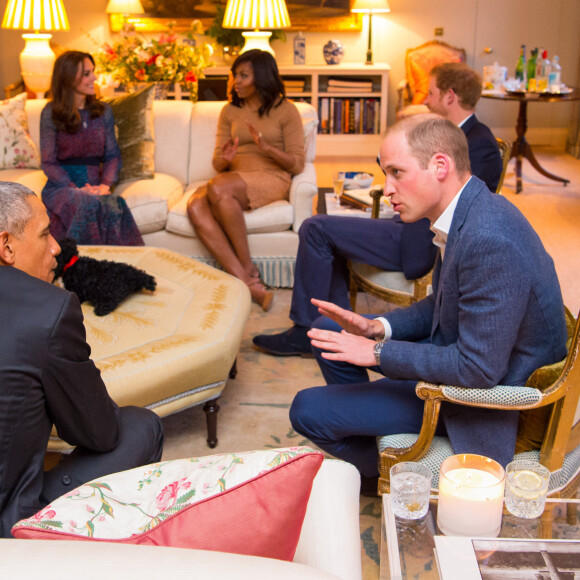 Omid Scobie dans son ouvrage qui fait tant parler, "Fin de règne", précise en effet que Kate et William ne bénéficient plus de l'aide à domicile de l'Apartment 1A de Kensington Palace. Comprenez que leur personnel n'est plus à demeure.
Le prince Harry, Barack Obama et sa femme Michelle Obama, Le prince William, duc de Cambridge et sa femme Kate Middleton, duchesse de Cambrige - Le prince William et Kate Middleton reçoivent Barack Obama et sa femme pour un dîner privé dans leur résidence de Kensington à Londres le 22 Avril 2016.