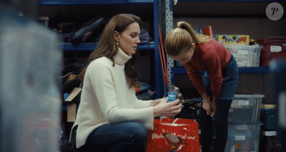 Catherine (Kate) Middleton, princesse de Galles, et ses enfants, le prince George de Galles, la princesse Charlotte de Galles, et le prince Louis de Galles, aident à préparer des sacs-cadeaux de Noël pour des familles au seuil de la pauvreté.