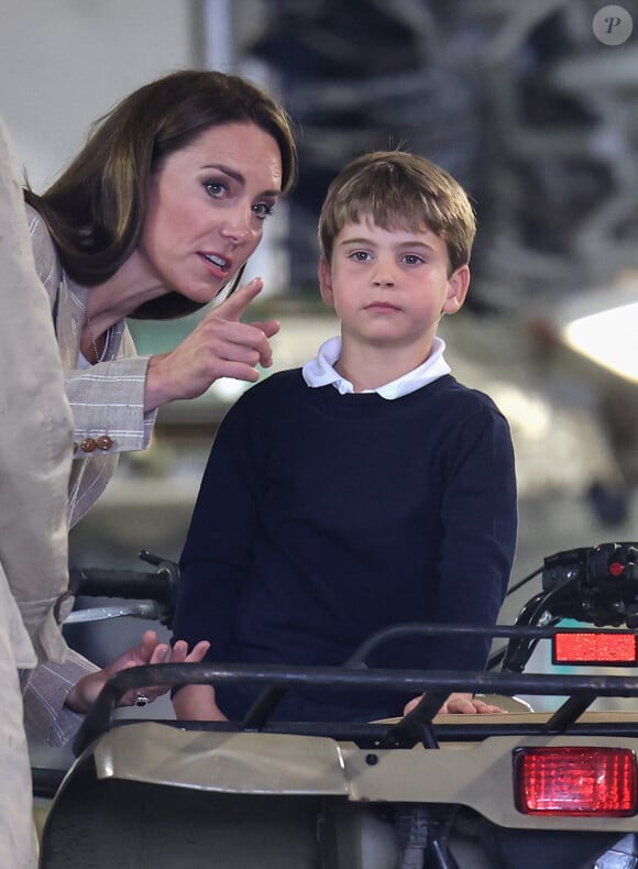 Le prince William, prince de Galles, et Catherine (Kate) Middleton, princesse de Galles, avec leurs enfants le prince George de Galles, et la princesse Charlotte de Galles, lors d'une visite au Royal International Air Tattoo (RIAT) à RAF Fairford, le 14 juillet 2023.