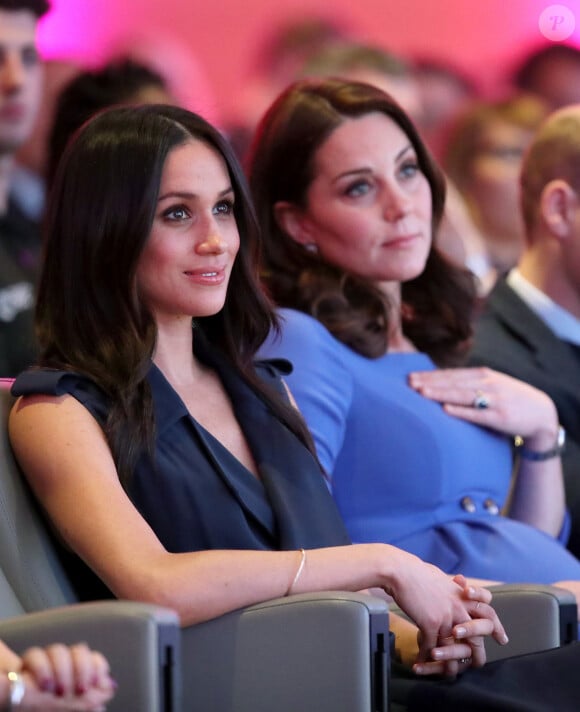 Meghan Markle et Catherine Kate Middleton (enceinte), duchesse de Cambridge lors du premier forum annuel de la Fondation Royale à Londres le 28 février 2018.