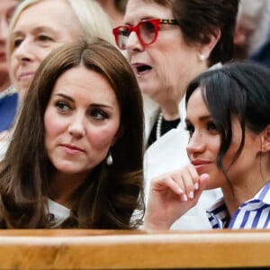 Si pour beaucoup, l'Américaine a semé le trouble dans la monarchie britannique, elle n'aura pas non plus eu que des mauvais effets. Et ce n'est pas Kate Middleton, ou plutôt son dressing qui témoignera du contraire.
Catherine (Kate) Middleton, duchesse de Cambridge et Meghan Markle, duchesse de Sussex assistent au match de tennis Nadal contre Djokovic lors du tournoi de Wimbledon "The Championships" le 14 juillet 2018