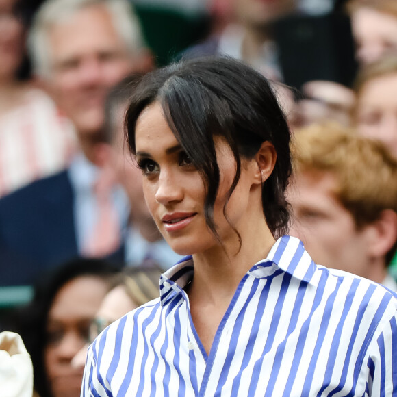 Catherine (Kate) Middleton, duchesse de Cambridge et Meghan Markle, duchesse de Sussex assistent au match de tennis Nadal contre Djokovic lors du tournoi de Wimbledon "The Championships" le 14 juillet 2018