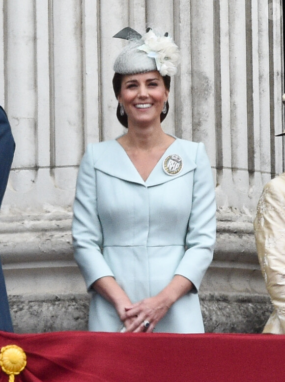 Kate Catherine Middleton, duchesse de Cambridge - La famille royale d'Angleterre lors de la parade aérienne de la RAF pour le centième anniversaire au palais de Buckingham à Londres. Le 10 juillet 2018
