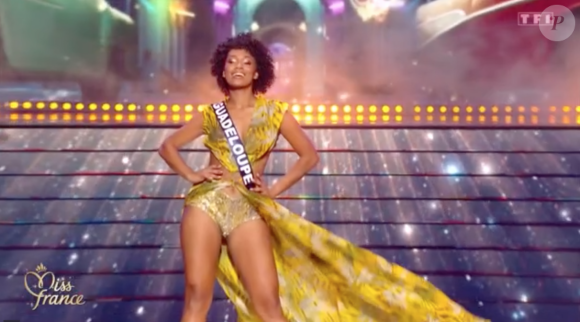 Élue le 19 juillet au Gosier, elle a 18 ans et mesure 1,73 mètre.
Miss Guadeloupe : Jalylane Maes a chuté sur la scène de l'élection de Miss France. Elle est tombée sur les fesses.