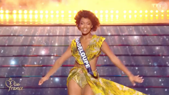 Miss Guadeloupe a repris le défilé comme si de rien n'était.
Miss Guadeloupe : Jalylane Maes a chuté sur la scène de l'élection de Miss France. Elle est tombée sur les fesses.