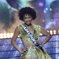 Miss France 2024 : Miss Guadeloupe chute en plein show et entraîne une camarade !