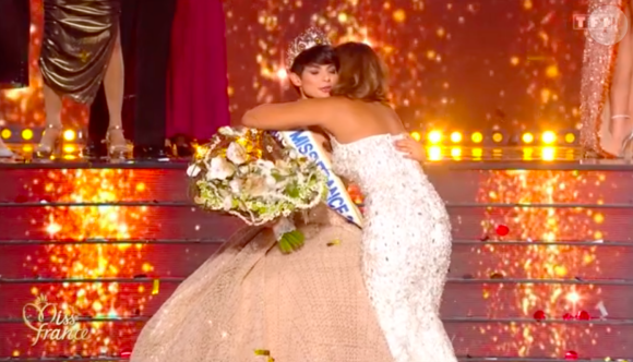 La jeune femme a raflé la couronne après combinaison des votes du jury et du public, partagés à 50/50
Capture de l'élection de Miss France 2024 diffusée sur TF1 le samedi 16 décembre 2023
