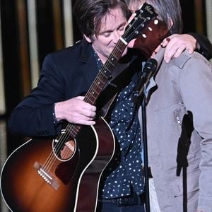 Thomas Dutronc et Jacques Dutronc (Victoire d'honneur) lors de la 37ème cérémonie des Victoires de la musique à la Seine musicale de Boulogne-Billancourt, le 11 février 2022. © Guirec Coadic/Bestimage  Celebrities at the 37th Victoires de la Musique ceremony at the Boulogne-Billancourt Musical Seine on February 11, 2022. 