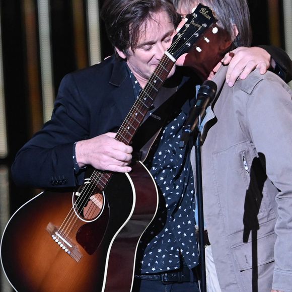 Thomas Dutronc et Jacques Dutronc (Victoire d'honneur) lors de la 37ème cérémonie des Victoires de la musique à la Seine musicale de Boulogne-Billancourt, le 11 février 2022. © Guirec Coadic/Bestimage  Celebrities at the 37th Victoires de la Musique ceremony at the Boulogne-Billancourt Musical Seine on February 11, 2022. 