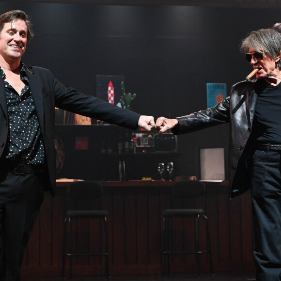 Info - Jacques Dutronc met fin à la tournée "Dutronc & Dutronc" entamée en avril 2022 avec son fils Thomas - Jacques Dutronc et Thomas Dutronc en showcase de leur tournée "Dutronc & Dutronc" au Centre Evénementiel de Courbevoie le 11 avril 2022. Jacques et Thomas Dutronc se rejoignent sur scène pour une tournée unique ! Père et fils, monstres sacrés de la scène française, vous donnent rendez-vous pour des concerts exceptionnels sous le signe du partage et de la complicité. Deux artistes hors du commun à retrouver sur les routes de France. © Coadic Guirec/Bestimage 