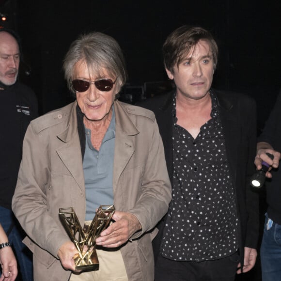 Exclusif - Jacques Dutronc (Victoire d'honneur) avec son fils Thomas Dutronc en backstage lors la 37ème cérémonie des Victoires de la musique à la Seine musicale de Boulogne-Billancourt, le 11 février 2022. © Cyril Moreau / Tiziano Da Silva / Bestimage  No Web - Belgium and Switzerland Exclusive - Germany call for price - Celebrities backstage during the 37th Victoires de la Musique ceremony at the Musical Seine in Boulogne-Billancourt, February 11, 2022. 