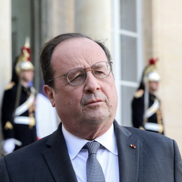 Alors François Hollande s'est-il vexé de si peu ? Il semblerait qu'il en fasse bien plus pour faire perdre son humour à celui qui partage la vie de Julie Gayet.
Le président de la République française, Emmanuel Macron recoit l'ancien président de la république, Francois Hollande pour un entretien au palais de l'Elysée, Paris, France, le 25 février 2022. © Stéphane Lemouton/Bestimage