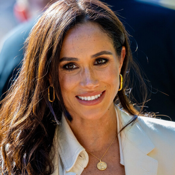 Alors que les parents d'Archie et Lilibet dévoilaient récemment leur carte de voeux, leurs détracteurs sont nombreux à évoquer de possibles tensions entre eux.
Meghan Markle à Düsseldorf