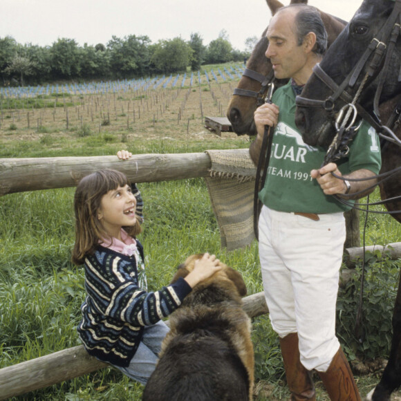Le mardi 19 décembre, les deux enfants de Guy Marchand (qu'il a eus avec sa première femme Béatrice Chatelier) ont fait part d'une nouvelle à l'AFP, après qu'il se soit éteint paisiblement à l'hôpital de Cavaillon dans le Vaucluse.
En France, à Château-Fantin, rendez-vous avec Guy Marchand chez lui, dans le Bordelais, avec sa fille Ludivine (7 ans), avec deux de ses chevaux Criollos : Iguana et Gallina, avec son chien Fanfan, 10 ans. Mai 1991 © Michel Ristroph via Bestimage
