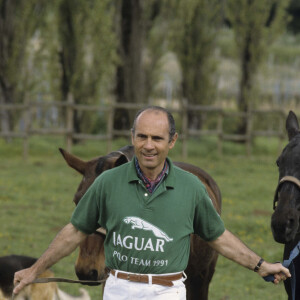 En France, à Château-Fantin, rendez-vous avec Guy Marchand chez lui, dans le Bordelais, avec deux de ses chevaux, avec son chiens. Mai 1991 © Michel Ristroph via Bestimage