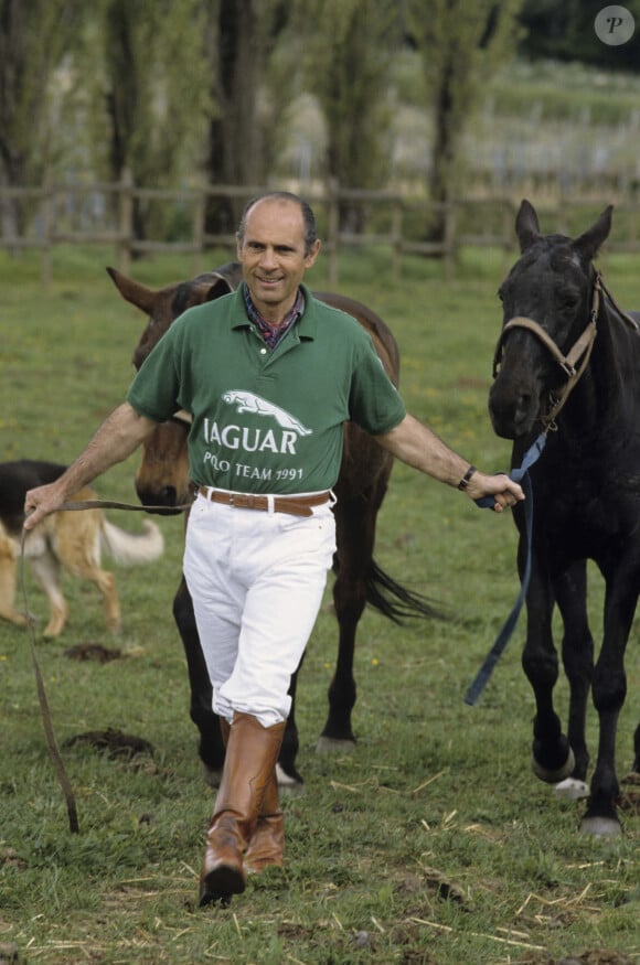 En France, à Château-Fantin, rendez-vous avec Guy Marchand chez lui, dans le Bordelais, avec deux de ses chevaux, avec son chiens. Mai 1991 © Michel Ristroph via Bestimage